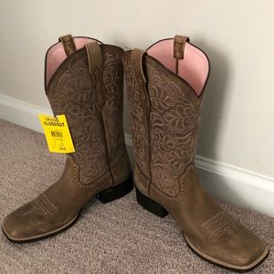 Ariat women’s boots. Come to mid-upper calf. New.